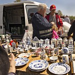 Marché aux puces. קונים ומוכרים בשוק הפישפשים